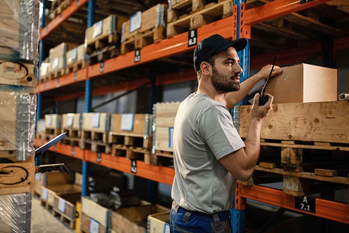 Logistiek medewerker met portofoon